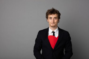 bir kalp elinde tutan shuit yakışıklı adam