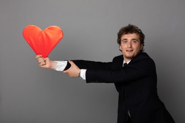 bir kalp elinde tutan shuit yakışıklı adam