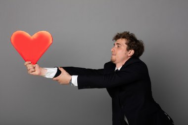 bir kalp elinde tutan shuit yakışıklı adam