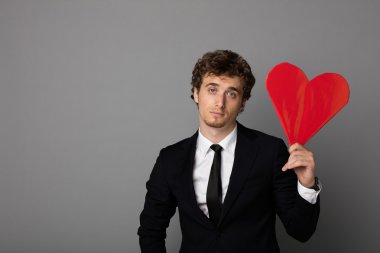 bir kalp elinde tutan shuit yakışıklı adam