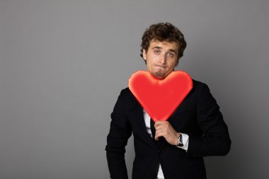 bir kalp elinde tutan shuit yakışıklı adam