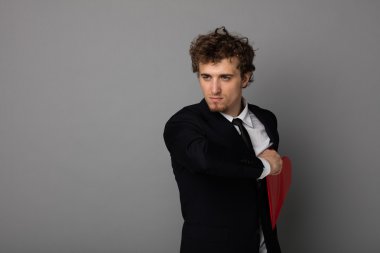 bir kalp elinde tutan shuit yakışıklı adam