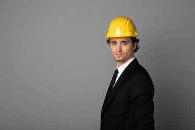 koruma kask gri ile zarif adam