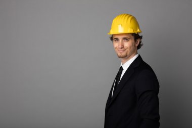 koruma kask gri ile zarif adam