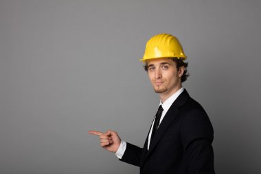 koruma kask gri ile zarif adam