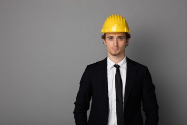 koruma kask gri ile zarif adam