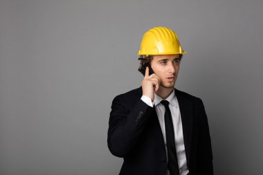 koruma kask gri ile zarif adam