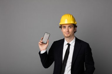 koruma kask gri ile zarif adam