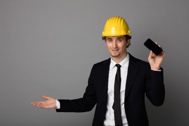 koruma kask gri ile zarif adam