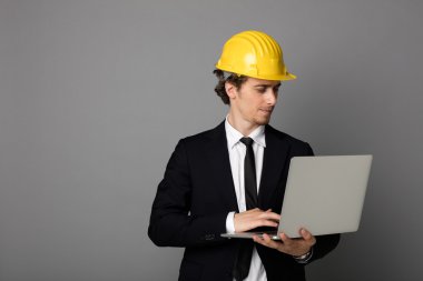 koruma kask gri ile zarif adam