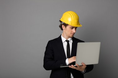 koruma kask gri ile zarif adam