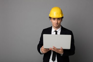 koruma kask gri ile zarif adam