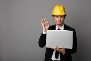 koruma kask gri ile zarif adam