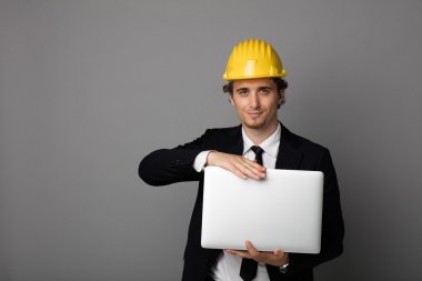 koruma kask gri ile zarif adam