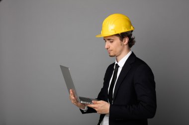 koruma kask gri ile zarif adam