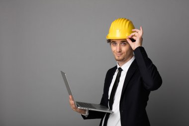 koruma kask gri ile zarif adam