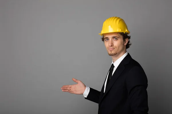 Hombre elegante con casco de protección en gris —  Fotos de Stock