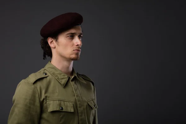 Joven militar en uniforme verde —  Fotos de Stock