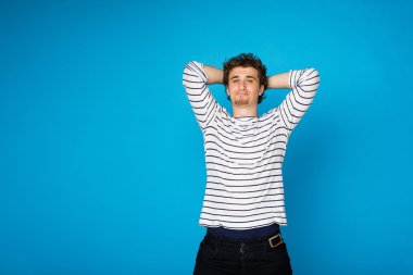 mavi zemin üzerine Kıvırcık delikanlı