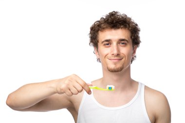 kıvırcık adam Dişlerini fırçalıyor