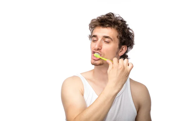 Lockig kille borsta hans tänder — Stockfoto