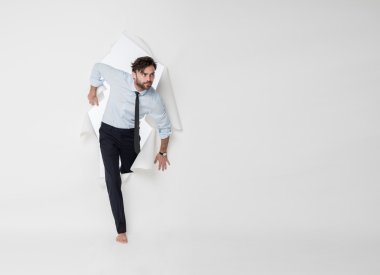 Office adam şık bir kıyafet ve kravat kağıt backgr kırma