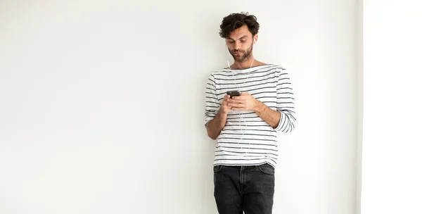 Cool uomo con camicia spogliata in piedi — Foto Stock