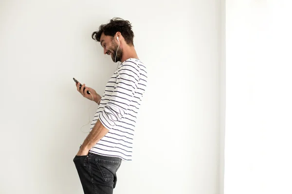 Homem legal com camisa despojada de pé — Fotografia de Stock