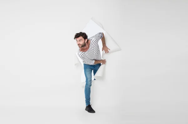 Hombre casual rompiendo el fondo de papel — Foto de Stock