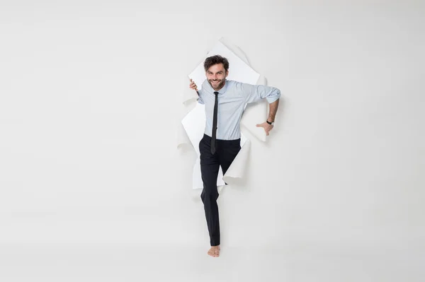 Office man met elegante outfit en stropdas breken de papier-backgr — Stockfoto