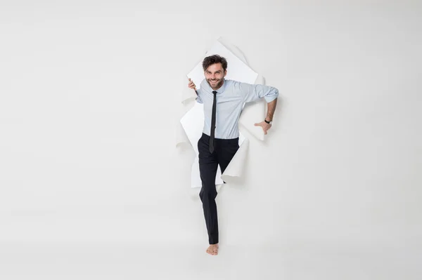 Homme de bureau avec tenue élégante et cravate briser le papier backgr — Photo