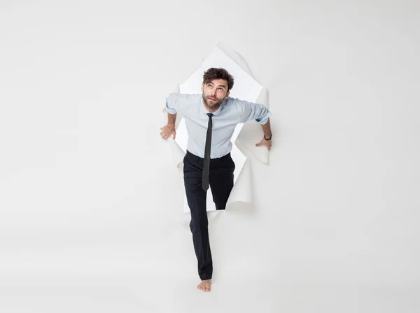 Hombre de oficina con traje elegante y corbata rompiendo el fondo de papel —  Fotos de Stock