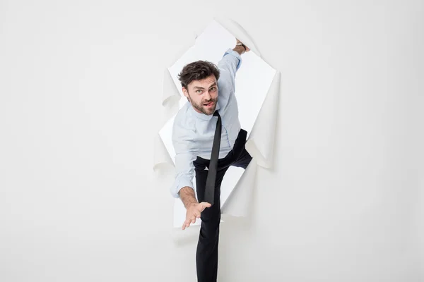 Hombre de oficina con traje elegante y corbata rompiendo el fondo de papel — Foto de Stock