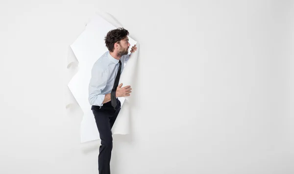 Hombre de oficina con traje elegante y corbata rompiendo el fondo de papel —  Fotos de Stock