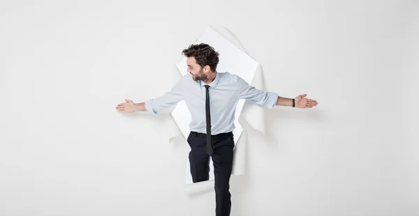 Hombre de oficina con traje elegante y corbata rompiendo el fondo de papel — Foto de Stock