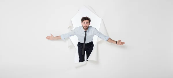 Hombre de oficina con traje elegante y corbata rompiendo el fondo de papel — Foto de Stock