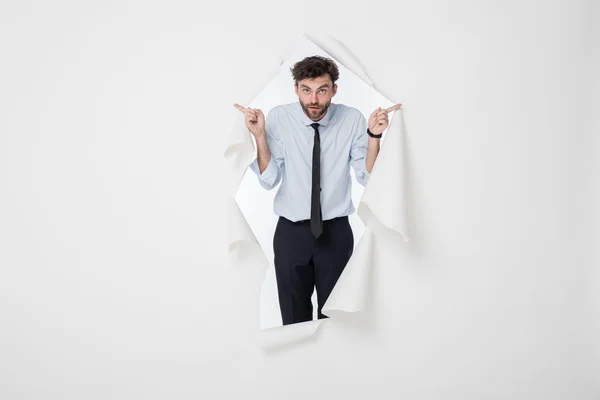 Hombre de oficina con traje elegante y corbata rompiendo el fondo de papel — Foto de Stock