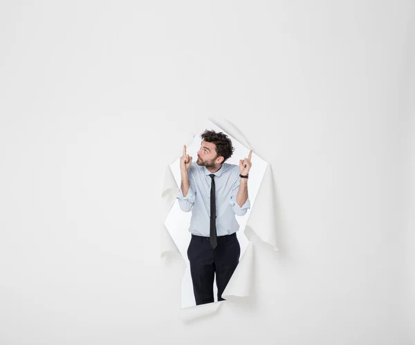 Hombre de oficina con traje elegante y corbata rompiendo el fondo de papel — Foto de Stock