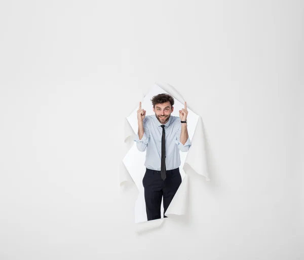 Hombre de oficina con traje elegante y corbata rompiendo el fondo de papel — Foto de Stock