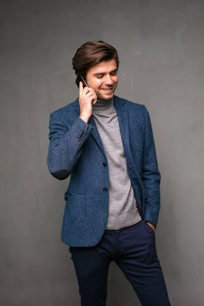 Stilren Och Elegant Man Smart Casual Outfit Ett Samtal Prata — Stockfoto