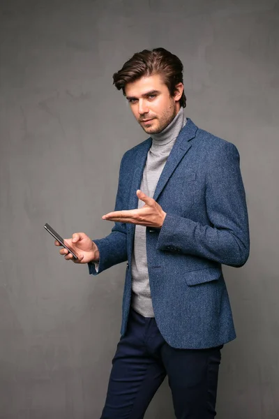 Elegante Hombre Inteligente Promoviendo Mostrando Teléfono Celular Cámara Con Confianza — Foto de Stock