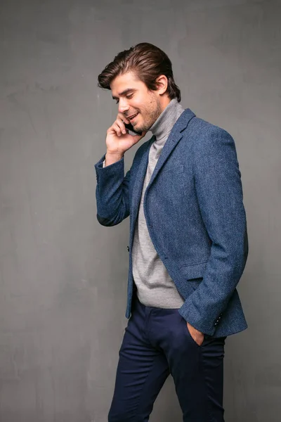 Stilvoller Und Eleganter Mann Schickes Legeres Outfit Unterhaltung Gespräche Handy — Stockfoto