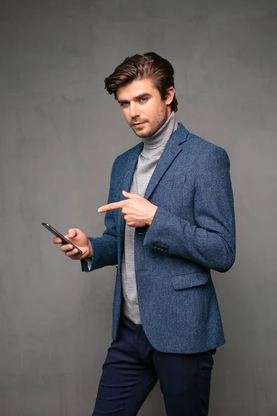 Elegante Hombre Inteligente Promoviendo Mostrando Teléfono Celular Cámara Con Confianza —  Fotos de Stock