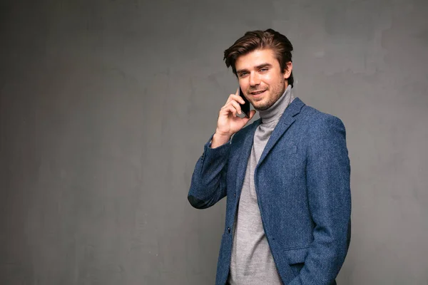 Stilvoller Und Eleganter Mann Schickes Legeres Outfit Unterhaltung Gespräche Handy — Stockfoto