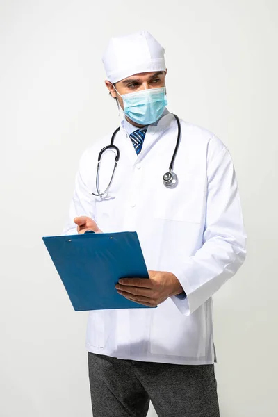Male Doctor Mask Protection Virus Having Stethoscope Looking Focus Clipboard — Stock Photo, Image