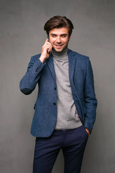 Stilvoller Und Eleganter Mann Schickes Legeres Outfit Unterhaltung Gespräche Handy Stockbild