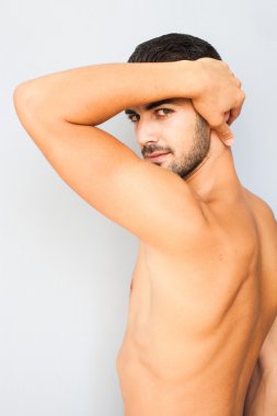 yakışıklı adam beyaz arka plan üzerinde yarı çıplak