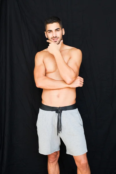 Hombre guapo medio desnudo sobre fondo negro —  Fotos de Stock