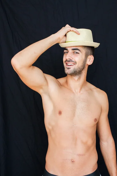 Bello uomo mezzo nudo su sfondo nero — Foto Stock