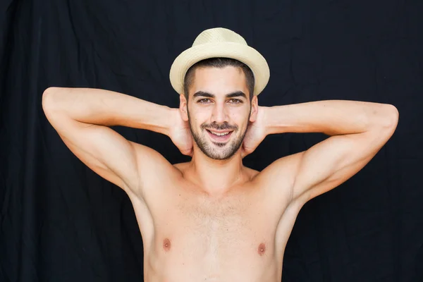 Schöner Mann halb nackt auf schwarzem Hintergrund — Stockfoto